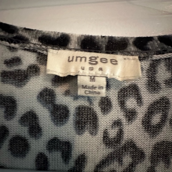 Barely worn in good condition. No rips or tears pet free smoke free home. - Picture 2 of 2